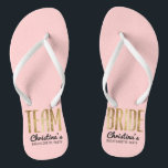 Tongs Jeune mariée chic d'équipe d'or de Faux épousant<br><div class="desc">Le faux élégant, chic, et moderne a imprimé le rose de quartz rose d'ensemble d'or, bascules électroniques de souvenir de jeune mariée d'équipe. Cette conception classique et sophistiquée est parfaite pour la demoiselle d'honneur ou la domestique de l'honneur chique, à la mode, et élégante. Portez-les à la partie de bachelorette...</div>