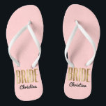 Tongs Jeune mariée chic d'or de Faux épousant<br><div class="desc">Rose élégant, chic, et moderne de quartz rose d'ensemble d'or d'impression de faux, bascules électroniques de souvenir de jeune mariée. Cette conception classique et sophistiquée est parfaite pour la jeune mariée chique, à la mode, et élégante. Portez-les à votre partie de bachelorette ou à n'importe quel événement de pré-mariage. Toute...</div>