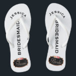 Tongs Jeune mariée d'équipe du mariage de plage de<br><div class="desc">Conception florale en bas customisée et romantique de tableau de Faux de sandales de bascule électronique de mariage de plage avec les bords roses populaires de regard de parties scintillantes d'or et la guirlande florale de style de rose vintage de rose. Lit l'équipe, puis jeune mariée, sur l'autre sandale dans...</div>