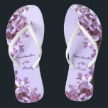 Tongs Le lilas floral fleurit la grand-mère de mariage<br><div class="desc">Les lilas sont le thème des ces grand-mère florale élégante des bascules électroniques de mariage de jeune mariée avec les fleurs lilas roses et mauve sur un arrière - plan pourpre.  Le texte peut être customisé pour votre occasion spéciale.</div>