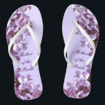Tongs Le lilas floral fleurit la mère de mariage de la<br><div class="desc">Les lilas sont le thème des ces mère florale élégante des bascules électroniques de mariage de jeune mariée avec les fleurs lilas roses et mauve sur un arrière - plan pourpre.  Le texte peut être customisé pour votre occasion spéciale.</div>
