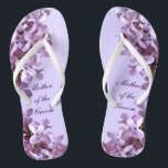 Tongs Le lilas floral fleurit la mère de mariage du<br><div class="desc">Les lilas sont le thème des ces mère florale élégante des bascules électroniques de mariage de marié avec les fleurs lilas roses et mauve sur un arrière - plan pourpre.  Le texte peut être customisé pour votre occasion spéciale.</div>