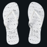 Tongs Les stars d'argent vivantes Personnalisées Flipflo<br><div class="desc">Vous pouvez facilement ajouter votre date de mariage à ces flops de mariées personnalisés sur les formulaires modèles. Elles sont décorées de motifs d'étoiles argentées animées de différentes tailles et de motifs. Merci pour faire du shopping sur Zazzle.</div>