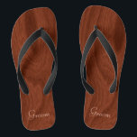 Tongs Lune de miel en bois rustique de plage de regard<br><div class="desc">Les bascules électroniques en bois rustiques de sandales de lanière de marié de regard parfaites pour des mariages de plage lit le marié dans le lettrage élégant et en pastel au fond. Arrière - plan d'acajou élégant et riche de regard de motif de fibre de bois. Note : Le bois...</div>