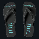 Tongs M. Flip Flops | Mariage des chambres<br><div class="desc">Un complément amusant à votre plage de destination ou mariage au bord de la piscine! Flip Flops pour hommes noirs avec le mot "Mr" avec le nom de marié personnalisé. Cliquez sur "Customiser" pour modifier la couleur de la police ou de la police pour qu'elle corresponde aux couleurs de votre...</div>