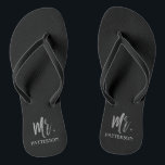 Tongs M. Nom Flip Flops avec Silver Foil<br><div class="desc">M. Nom Flip Flops avec la typographie à huile d'argent. Les tongs peuvent être jumelés avec Mme Gold Flip Flops.</div>