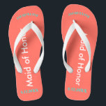 Tongs Maid of Honor NOM Coral<br><div class="desc">Corail de mer clair avec Maid of Honor écrit en blanc et Nom et Date du Mariage en bleu turquoise. Jolie plage destination tongs dans le cadre de la fête de mariage favorise. Design original par TamiraZDesigns.</div>