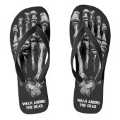 Tongs Marcher Parmi Les Os De Squelette Morts (Semelle)