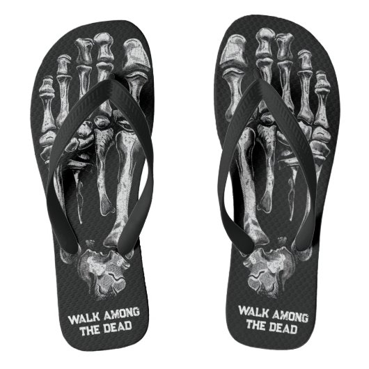 Tongs Marcher Parmi Les Os De Squelette Morts (Semelle)