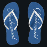 Tongs mariage bleu et blanc<br><div class="desc">Beaux tongs mariages bleu marine et blanc pour les demoiselles d'honneur. arrière - plan personnalisé et couleur de sangle personnalisable avec le nom ou monogramme initiales en option. Moderne ses sandales de tonnerre avec typographie stylisée de calligraphie. mariage nautique et balnéaire, mariage, douche nuptiale, fiançailles, anniversaire, barbecue, bachelorette, bachelor, week-end...</div>