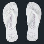 Tongs Mariage Bridesmaid en dentelle et lavande d'argent<br><div class="desc">Ces tongs de mariage élégants sont une excellente façon de remercier et de reconnaître vos demoiselles d'honneur, tout en donnant à leurs pieds un repos après une longue journée. Le design élégant est orné d'une dentelle gris argenté sur un arrière - plan blanc et d'une élégante écriture violette ou lavande....</div>