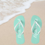 Tongs Mariage Bridesmaid Seafoam tendance<br><div class="desc">Offrez à vos serveuses d'accueil mariages ces tongs élégantes qui sont une couleur de mer tendance avec un script blanc stylisé pour compléter votre schéma de couleurs mariages similaire. Sélectionnez la taille du pied avec d'autres options. Vous pouvez customiser vos tongs pour changer de couleur à votre désir.</div>