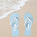 Tongs Mariage Bridesmaid tendance bleu clair<br><div class="desc">Offrez à vos serveuses d'accueil mariages ces tongs élégantes,  de couleur bleu clair et tendance,  ainsi qu'un script blanc et stylisé,  pour compléter votre modèle de couleurs mariages similaire. Sélectionnez la taille du pied avec d'autres options.</div>