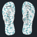 Tongs Mariage de Bridesmaid Beach | Aqua en dentelle bla<br><div class="desc">Dentelle florale romantique, dentelle de plage de mariage tongs sandales - Style vintage Faux, dentelle florale blanche sur l'atmosphère de plage, arrière - plan turquoise. Nom de la servante en haut en courbes, style élégant, lettres de script. Bridesmaid est imprimé au milieu en lettres modernes. Changez pour s'adapter aux membres...</div>