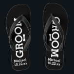 Tongs Mariage Groom personnalisé - Choisissez votre coul<br><div class="desc">Célébrez votre fête de mariage dans le confort avec ces tongs personnalisées. Customisez avec le nom du marié et la date du mariage. L'arrière - plan est noir, mais vous pouvez changer la couleur en cliquant sur Customiser. En raison du texte blanc, vous devrez choisir un arrière - plan de...</div>