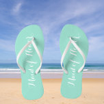 Tongs Mariage Maid of Honor Seafoam tendance<br><div class="desc">Offrez à vos servantes mariages ces tongs élégantes Maid of Honor qui sont une couleur de mer tendance avec un script blanc stylisé pour compléter votre schéma de couleurs mariages similaire. Sélectionnez la taille du pied avec d'autres options. Vous pouvez customiser vos tongs pour changer de couleur à votre désir....</div>