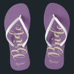 Tongs Mariée de Parties scintillant en or mignonne, viol<br><div class="desc">Jolie mariée à la gloire d'or sur arrière - plan violet avec votre nom. Sélectionnez le bouton costume pour changer le style,  la couleur et la taille des polices.N'importe quelle fille aimerait avoir ce design élégant et élégant.</div>