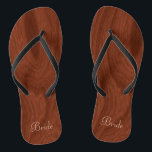 Tongs Mariée Jour de mariage Rustique Wood Look Beach Lu<br><div class="desc">Le bois rustique look marié flip flop tong sandales parfait pour les mariages de plage - Lire Mariée dans le style élégant, les lettres rose pastel au fond. Elégant, riche bois d'acajou look motif bois arrière - plan. Note : Le bois est imprimé. Un mariage rustique favorise les membres du...</div>