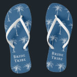 Tongs Mariée Tribe Bleu Blanc Tropical Palm Tree<br><div class="desc">Cette ludique palmier tropicale tongs avec les mots "Tribe de mariée" en blanc sur l'arrière - plan bleu (couleur de l'année 2020) est le cadeau de douche de mariée parfait pour une destination de plage tropicale ou mariage extérieur!</div>