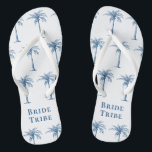 Tongs Mariée Tribe Bleu Tropical Palm Tree<br><div class="desc">Ces tongs amusants à motifs de palmiers tropicaux avec les mots "Tribe de Mariée" en bleu (couleur de l'année 2020) sur un arrière - plan blanc sont les cadeaux de douche nuptiale parfaits pour une destination de plage tropicale ou mariage extérieur!</div>
