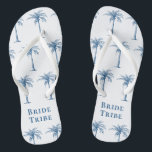 Tongs Mariée Tribe Bleu Tropical Palm Tree<br><div class="desc">Ces tongs amusants à motifs de palmiers tropicaux avec les mots "Tribe de Mariée" en bleu (couleur de l'année 2020) sur un arrière - plan blanc sont les cadeaux de douche nuptiale parfaits pour une destination de plage tropicale ou mariage extérieur!</div>