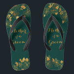 Tongs Mère du groom Emerald Green & Gold Foliage<br><div class="desc">Ces flip flops de feuillage vert émeraude et doré magnifique Mère du marié présentent un motif de feuillage doré et une typographie moderne sur un arrière - plan vert foncé intemporel. C'est un beau cadeau pour votre fête de mariée. Affichez la collection sur cette page pour rechercher les éléments correspondants....</div>