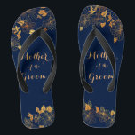 Tongs Mère du Groom Gold Foliage Marine Blue<br><div class="desc">La Mère de la Groom Gold Foliage Navy Les tongs bleus de la Marine ont un riche arrière - plan de marine qui est orné d'un motif de verdure fleurie en or complexe et typographie moderne personnalisable. La combinaison du bleu marine foncé et de l'or chatoyant crée une esthétique élégante...</div>