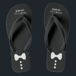 Tongs Mignonne Fausse Cravate Tuxedo La Salle Mariage No<br><div class="desc">Ces mignonnes tongs sont le moyen parfait pour le marié de lancer ses chaussures et de célébrer à sa réception de mariage. Ils disposent d'un design de tuxedo mignon et amusant, simple, mignon et amusant avec une cravate arc blanche et des boutons sur un arrière - plan noir avec son...</div>