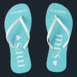 Tongs Mme bascules électroniques personnalisent le nom<br><div class="desc">Une addition mignonne à votre plage de destination ou mariage de poolside ! Dansez la nuit loin dans ces bascules électroniques confortables de frein. La couleur d'arrière - plan d'échantillon est Tiffany, bleu-clic "personnaliser d'aqua il" pour changer la couleur. Le mot "Mme", un coeur blanc et le nom de jeunes...</div>