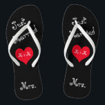 Tongs Mme de M. & Mme Just Married Flip Flops<br><div class="desc">Ces tongs amusants Juste Marié sont le cadeau parfait pour la mariée d'être. Le design comporte des tongs noirs avec les mots "Just Married" dans une amusante typographie girly à un angle. Au milieu est un coeur rouge avec vos initiales ou monogrammes. À la guérison est le mot Mme.. Ce...</div>