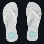 Tongs Modèle gris et bleu clair Damas Monogramme<br><div class="desc">Motif et monogramme géométrique et design tendance et amusant. Parfait pour les mariées,  les demoiselles d'honneur,  les fêtes de mariée,  les anniversaires,  les cadeaux d'été,  etc.</div>