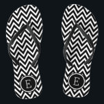 Tongs Monogramme Chevron noir et blanc<br><div class="desc">Des sandales à tongs imprimées sur mesure avec un motif chevron moderne et élégant et votre monogramme ou autre texte personnalisé dans un cadre circulaire. Cliquez sur Customiser pour modifier les polices de texte et les couleurs ou ajouter vos propres images pour créer un design unique et unique !</div>