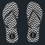 Tongs Monogramme Chevron noir et blanc<br><div class="desc">Des sandales à tongs imprimées sur mesure avec un motif chevron moderne et élégant et votre monogramme ou autre texte personnalisé dans un cadre circulaire. Cliquez sur Customiser pour modifier les polices de texte et les couleurs ou ajouter vos propres images pour créer un design unique et unique !</div>