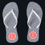 Tongs Monogramme clé grecque marine et corail<br><div class="desc">Sandales à tongs imprimées personnalisées avec un motif à clé grecque moderne élégant et votre monogramme ou autre texte personnalisé dans un cadre circulaire. Cliquez sur Customiser pour modifier les polices de texte et les couleurs ou ajouter vos propres images pour créer un design unique et unique !</div>