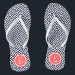 Tongs Monogramme clé grecque marine et corail<br><div class="desc">Sandales à tongs imprimées personnalisées avec un motif à clé grecque moderne élégant et votre monogramme ou autre texte personnalisé dans un cadre circulaire. Cliquez sur Customiser pour modifier les polices de texte et les couleurs ou ajouter vos propres images pour créer un design unique et unique !</div>