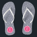 Tongs Monogramme clé marine et grecque rose<br><div class="desc">Sandales à tongs imprimées personnalisées avec un motif à clé grecque moderne élégant et votre monogramme ou autre texte personnalisé dans un cadre circulaire. Cliquez sur Customiser pour modifier les polices de texte et les couleurs ou ajouter vos propres images pour créer un design unique et unique !</div>