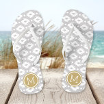 Tongs Monogramme d'aztèque gris et or<br><div class="desc">Sandales à tongs imprimées personnalisées avec un motif Aztec géométrique et votre monogramme ou autre texte personnalisé dans un cadre circulaire. Cliquez sur Customiser pour modifier les polices de texte et les couleurs ou ajouter vos propres images pour créer un design unique et unique !</div>