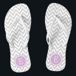 Tongs Monogramme de Chevron gris et violet<br><div class="desc">Des sandales à tongs imprimées sur mesure avec un motif chevron moderne et élégant et votre monogramme ou autre texte personnalisé dans un cadre circulaire. Cliquez sur Customiser pour modifier les polices de texte et les couleurs ou ajouter vos propres images pour créer un design unique et unique !</div>