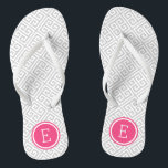 Tongs Monogramme de clé grecque grise et rose<br><div class="desc">Sandales à tongs imprimées personnalisées avec un motif à clé grecque moderne élégant et votre monogramme ou autre texte personnalisé dans un cadre circulaire. Cliquez sur Customiser pour modifier les polices de texte et les couleurs ou ajouter vos propres images pour créer un design unique et unique !</div>