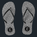 Tongs Monogramme de clé grecque noire et blanche<br><div class="desc">Sandales à tongs imprimées personnalisées avec un motif à clé grecque moderne élégant et votre monogramme ou autre texte personnalisé dans un cadre circulaire. Cliquez sur Customiser pour modifier les polices de texte et les couleurs ou ajouter vos propres images pour créer un design unique et unique !</div>