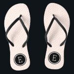 Tongs Monogramme de clé noire rose<br><div class="desc">Sandales à tongs imprimées personnalisées avec un motif à clé grecque moderne élégant et votre monogramme ou autre texte personnalisé dans un cadre circulaire. Cliquez sur Customiser pour modifier les polices de texte et les couleurs ou ajouter vos propres images pour créer un design unique et unique !</div>