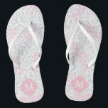 Tongs Monogramme de Damas florales rose et gris<br><div class="desc">Superbe et élégant motif de damas floral et de cadre de quatrefoil monogramme.</div>