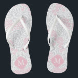 Tongs Monogramme de Damas florales rose et gris<br><div class="desc">Superbe et élégant motif de damas floral et de cadre de quatrefoil monogramme.</div>