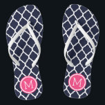 Tongs Monogramme de Quatrefoil Marine et Maroc rose<br><div class="desc">Sandales à tongs imprimées sur mesure avec un motif chic marocain en quatrefoil et votre monogramme personnalisé ou autre texte dans un cadre circulaire. Cliquez sur Customiser pour modifier les polices de texte et les couleurs ou ajouter vos propres images pour créer un design unique et unique !</div>