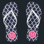 Tongs Monogramme de Quatrefoil Marine et Maroc rose<br><div class="desc">Sandales à tongs imprimées sur mesure avec un motif chic marocain en quatrefoil et votre monogramme personnalisé ou autre texte dans un cadre circulaire. Cliquez sur Customiser pour modifier les polices de texte et les couleurs ou ajouter vos propres images pour créer un design unique et unique !</div>