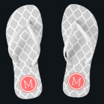 Tongs Monogramme de Quatrefoil marocain gris et corail<br><div class="desc">Sandales à tongs imprimées sur mesure avec un motif chic marocain en quatrefoil et votre monogramme personnalisé ou autre texte dans un cadre circulaire. Cliquez sur Customiser pour modifier les polices de texte et les couleurs ou ajouter vos propres images pour créer un design unique et unique !</div>