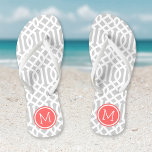 Tongs Monogramme de Trellis gris et corail<br><div class="desc">sandales à tongs imprimées sur mesure avec un motif moderne élégant et votre monogramme ou autre texte personnalisé dans un cadre circulaire. Cliquez sur Customiser pour modifier les polices de texte et les couleurs ou ajouter vos propres images pour créer un design unique et unique !</div>