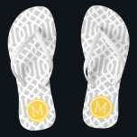 Tongs Monogramme de Trellis gris et jaune<br><div class="desc">sandales à tongs imprimées sur mesure avec un motif moderne élégant et votre monogramme ou autre texte personnalisé dans un cadre circulaire. Cliquez sur Customiser pour modifier les polices de texte et les couleurs ou ajouter vos propres images pour créer un design unique et unique !</div>