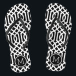 Tongs Monogramme de Trellis noir et blanc<br><div class="desc">sandales à tongs imprimées sur mesure avec un motif moderne élégant et votre monogramme ou autre texte personnalisé dans un cadre circulaire. Cliquez sur Customiser pour modifier les polices de texte et les couleurs ou ajouter vos propres images pour créer un design unique et unique !</div>