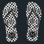 Tongs Monogramme de Trellis noir et blanc<br><div class="desc">sandales à tongs imprimées sur mesure avec un motif moderne élégant et votre monogramme ou autre texte personnalisé dans un cadre circulaire. Cliquez sur Customiser pour modifier les polices de texte et les couleurs ou ajouter vos propres images pour créer un design unique et unique !</div>